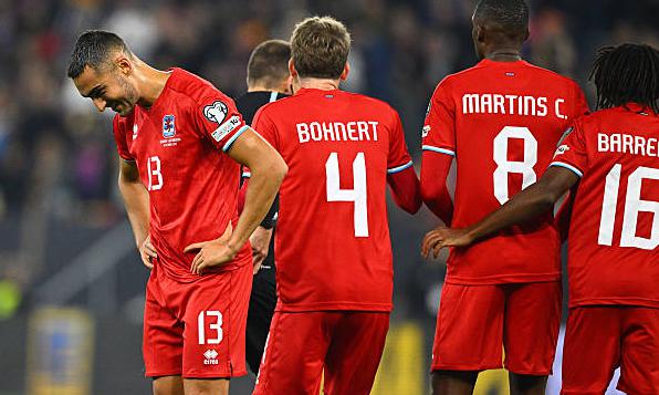 Luxembourg gặp khó khăn do chơi thiếu người từ sớm.