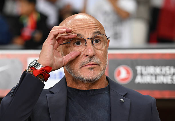 HLV Luis De La Fuente phủ nhận thông tin mâu thuẫn với Barcelona hay người đồng nghiệp Hansi Flick.