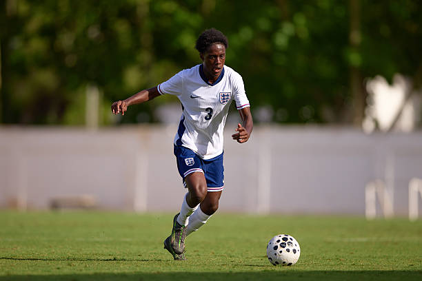 Bendito Mantato có kinh nghiệm khoác áo đội U18 Anh.