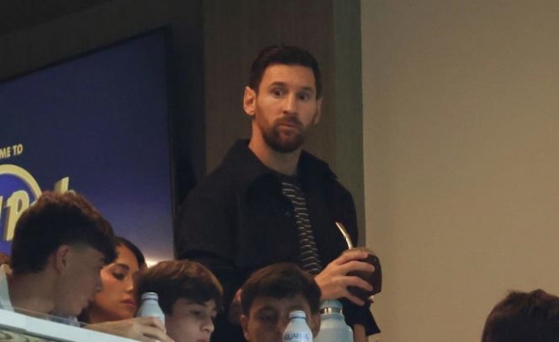 Messi có mặt trên khán đài theo dõi trận đấu.