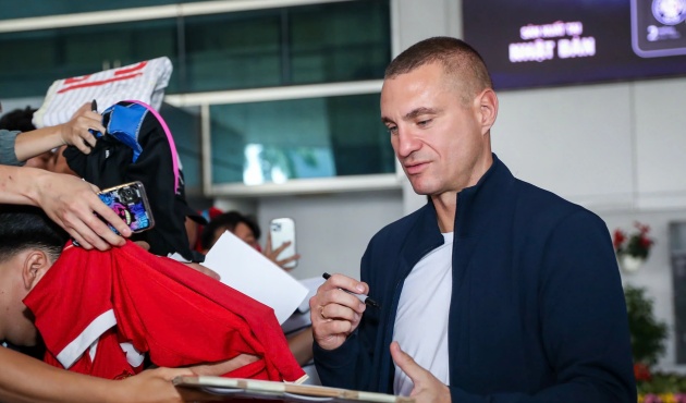 Ảnh bài viết Berbatov và Vidic đến Việt Nam, fan MU phủ đỏ sân bay Tân Sơn Nhất