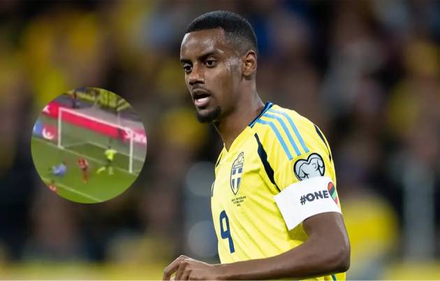 Alexander Isak khiến fan Thụy Điển chết lặng sau pha bỏ lỡ khó tin