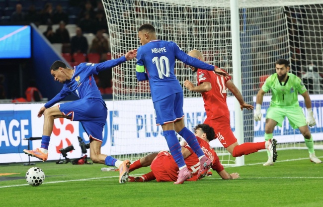 Mbappe và Ekitike cùng sát cánh ở ĐTQG.
