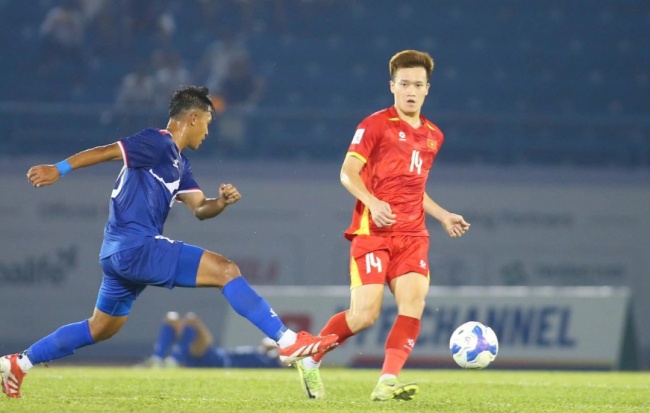 Hoàng Đức có khả năng sút xa tốt.