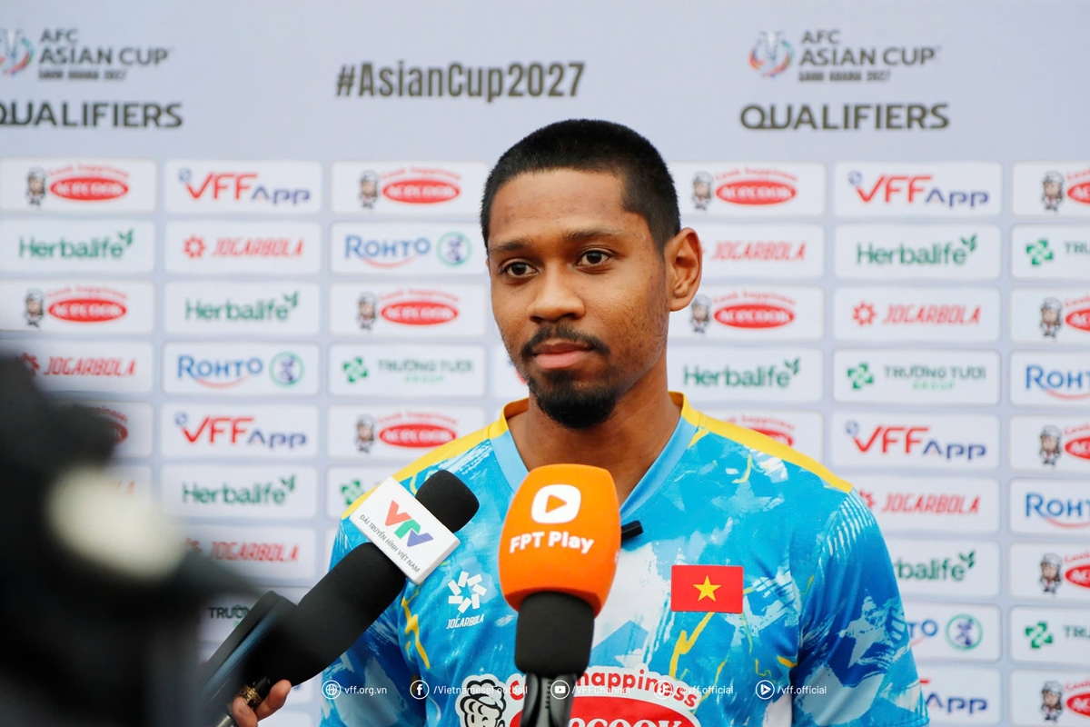 Ảnh bài viết Quang Vinh tiết lộ cảm xúc lần đầu đeo băng đội trưởng