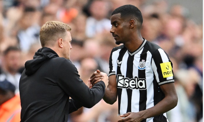 Isak tỏ ra khá ngại ngùng khi nhắc đến HLV Eddie Howe.