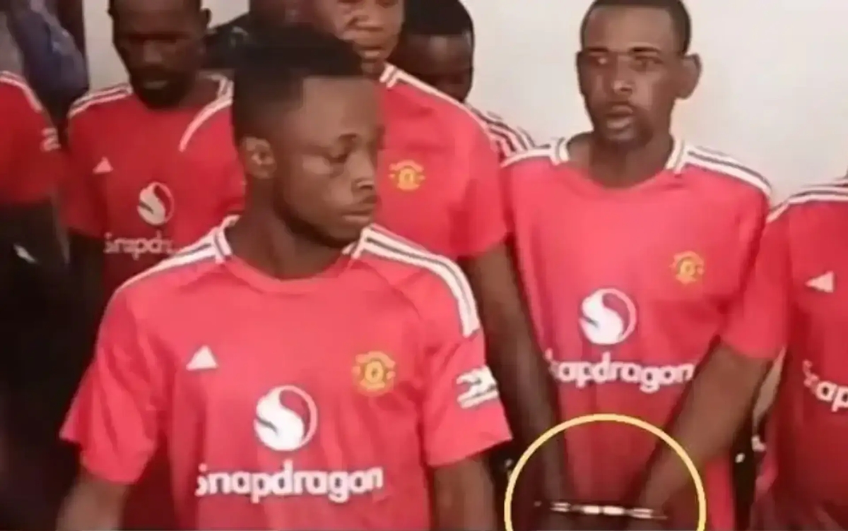 Ảnh bài viết Áo đấu Manchester United thành "đồng phục tù" ở đồn cảnh sát Congo: Hình ảnh lan truyền gây bão mạng