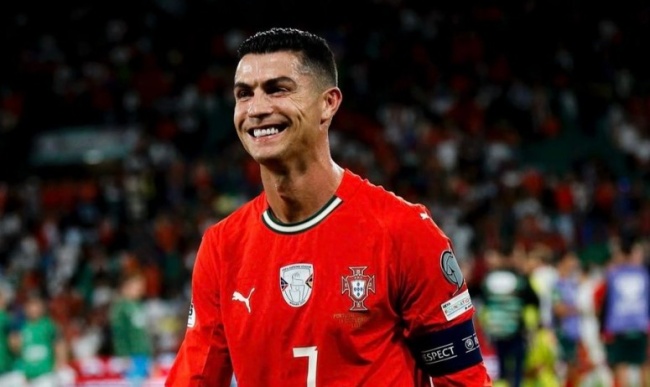 Ronaldo cùng Bồ Đào Nha có 3 trận toàn thắng.