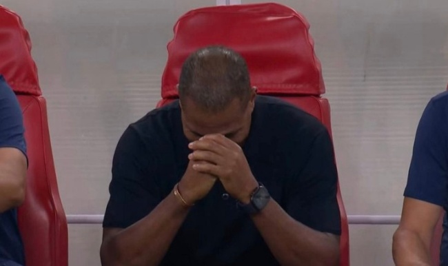 HLV Kluivert đối mặt làn sóng chỉ trích từ CĐV.