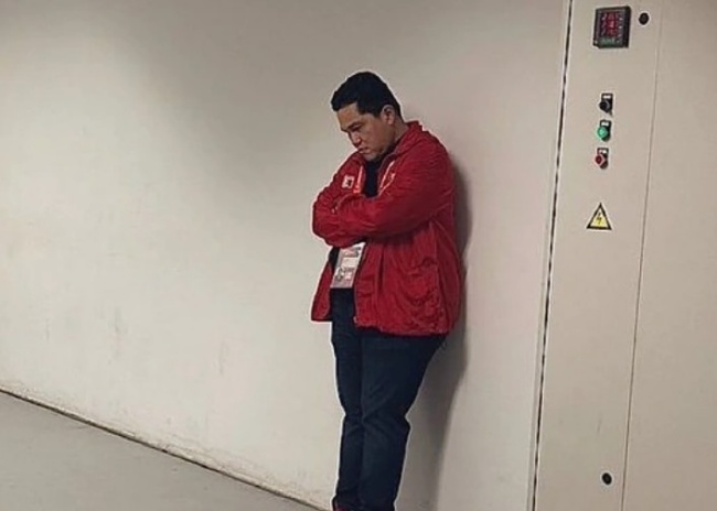Ảnh bài viết Chủ tịch Erick Thohir buồn bã, cúi đầu sau thất bại của Indonesia
