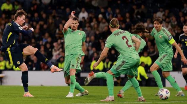 Scott McTominay ghi bàn góp vào chiến thắng 2-1 của Scotland.