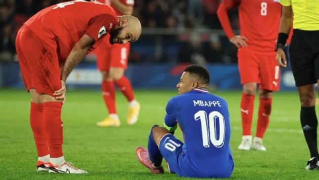 Ảnh bài viết Deschamps phủ nhận lạm dụng Mbappe sau chấn thương mắt cá