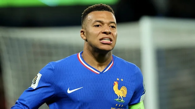 Mbappe gặp vấn đề mắt cá chân