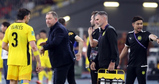 HLV Cklamovski cùng tuyển Malaysia đối mặt áp lực.