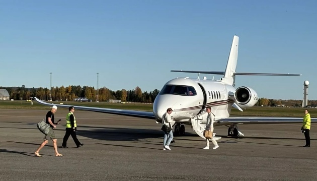 Ảnh bài viết Haaland diện quần short áo thun, lên chuyên cơ riêng sang TBN nghỉ ngơi