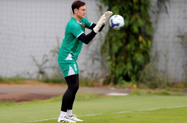 Ảnh bài viết Đặng Văn Lâm bắt chưa thuyết phục, cờ đến tay Trung Kiên