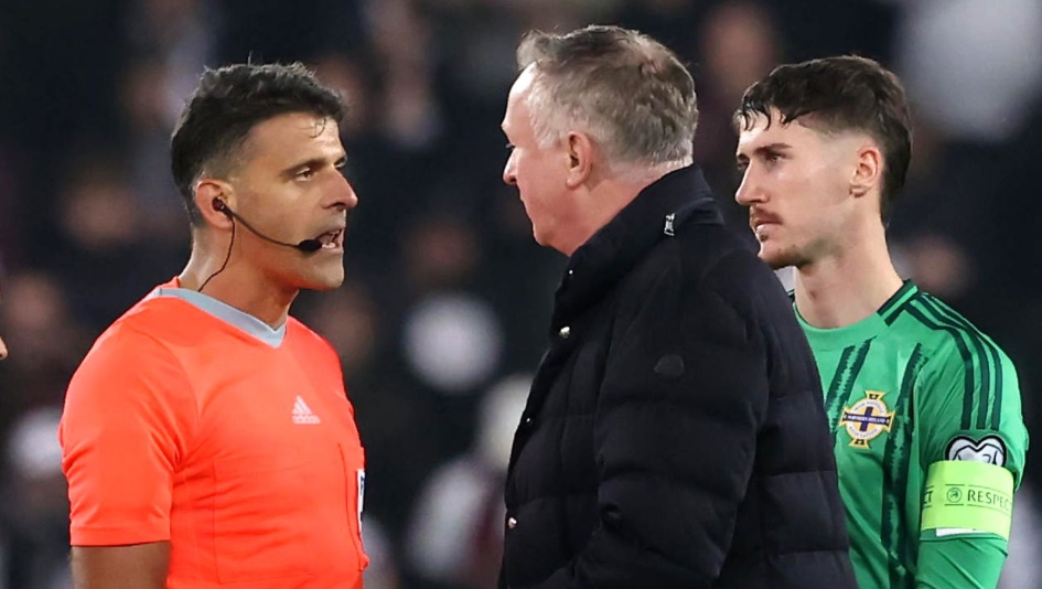 Ảnh bài viết HLV Bắc Ireland bức xúc, tố cầu thủ Đức ''diễn kịch'' câu giờ