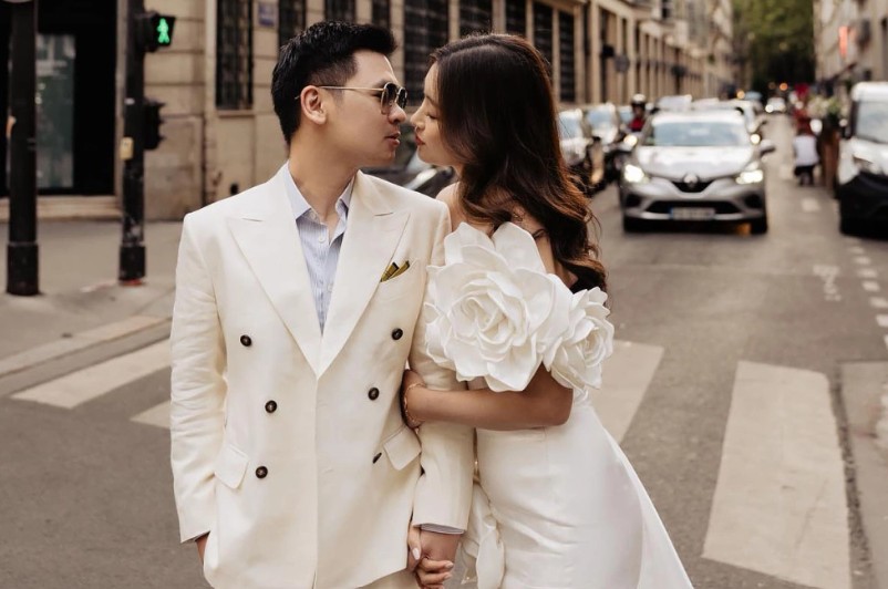Hình ảnh lãng mạn của Chủ tịch Hà Nội FC, Đỗ Vinh Quang và bà xã Đỗ Mỹ Linh. Ảnh: FBNV.
