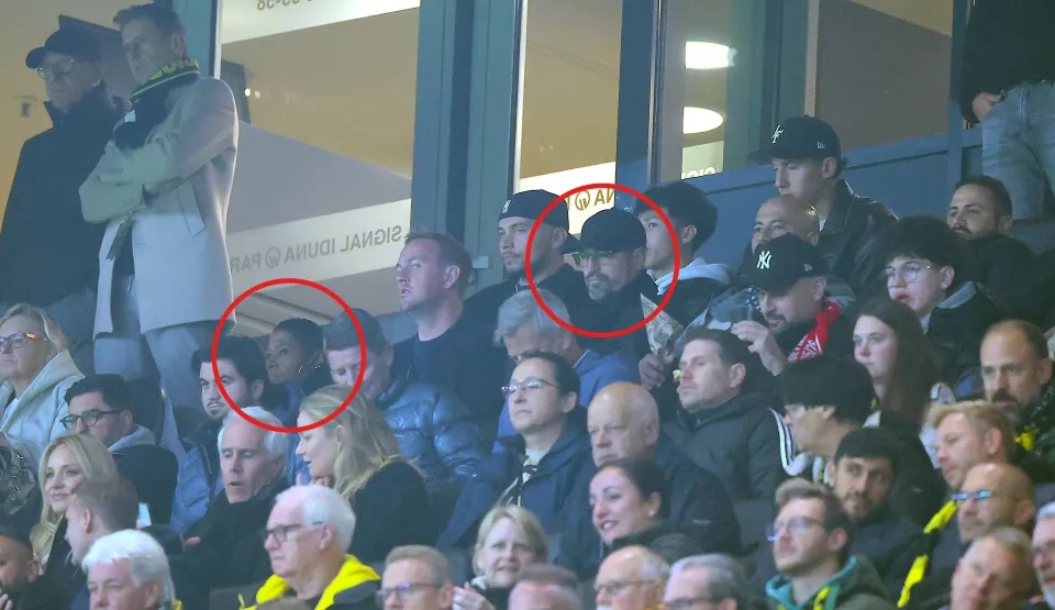 Cha và mẹ Jobe ngồi xa nhau trong trận đấu của Dortmund.