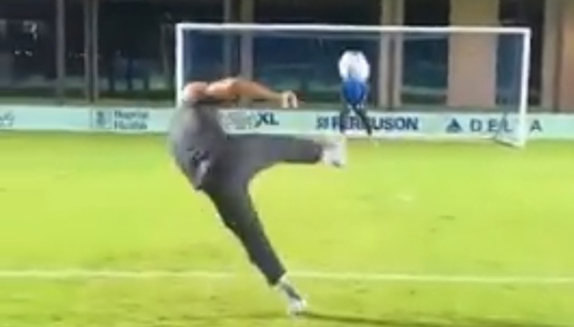 Cheuk vung chân volley ngay rìa vòng cấm