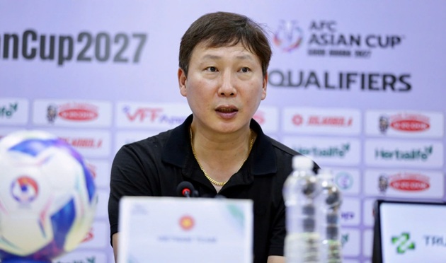 HLV Kim Sang-sik trả lời phỏng vấn sau trận.