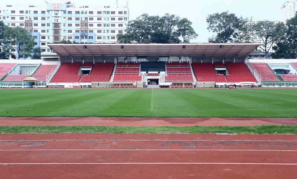 Khán đài B sân Thống Nhất đã bị xuống cấp.
