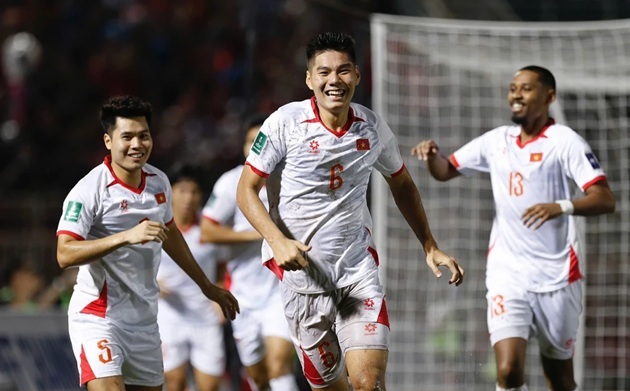 Hiểu Minh ăn mừng sau bàn mở tỷ số.