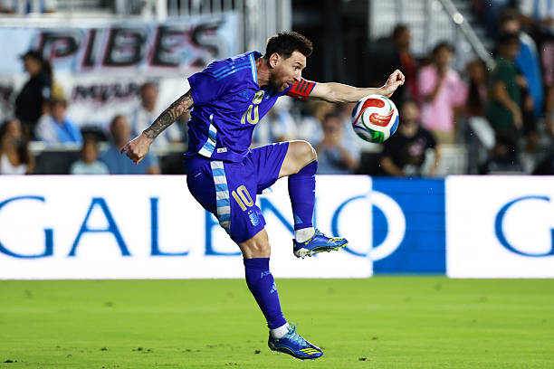 Argentina đại thắng, Lionel Messi lập kỷ lục mới