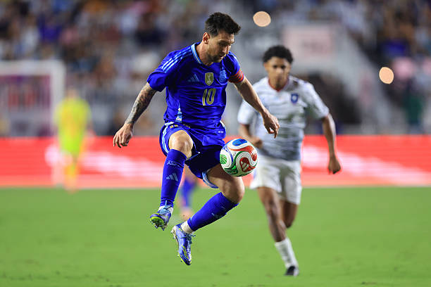 Messi cũng xác lập một kỷ lục siêu hạng.