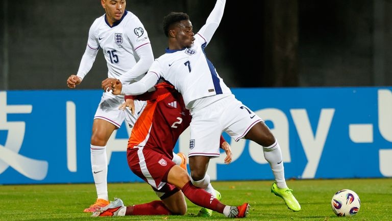 Saka ấn tượng cả ở tấn công lẫn phòng ngự.