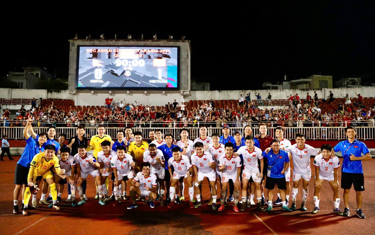 Tuyển Việt Nam ăn mừng sau chiến thắng trước Nepal. Ảnh: VFF.