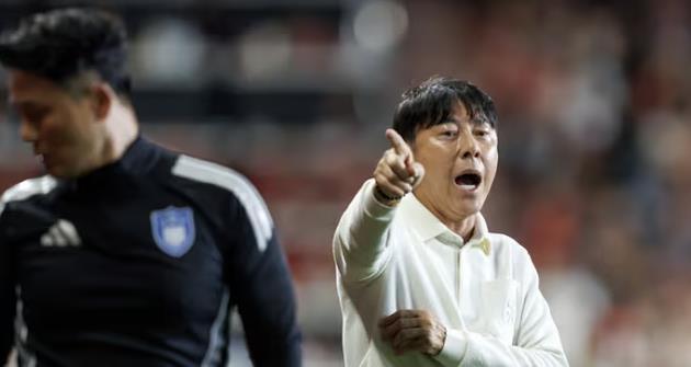 HLV Shin lên tiếng phản pháo.