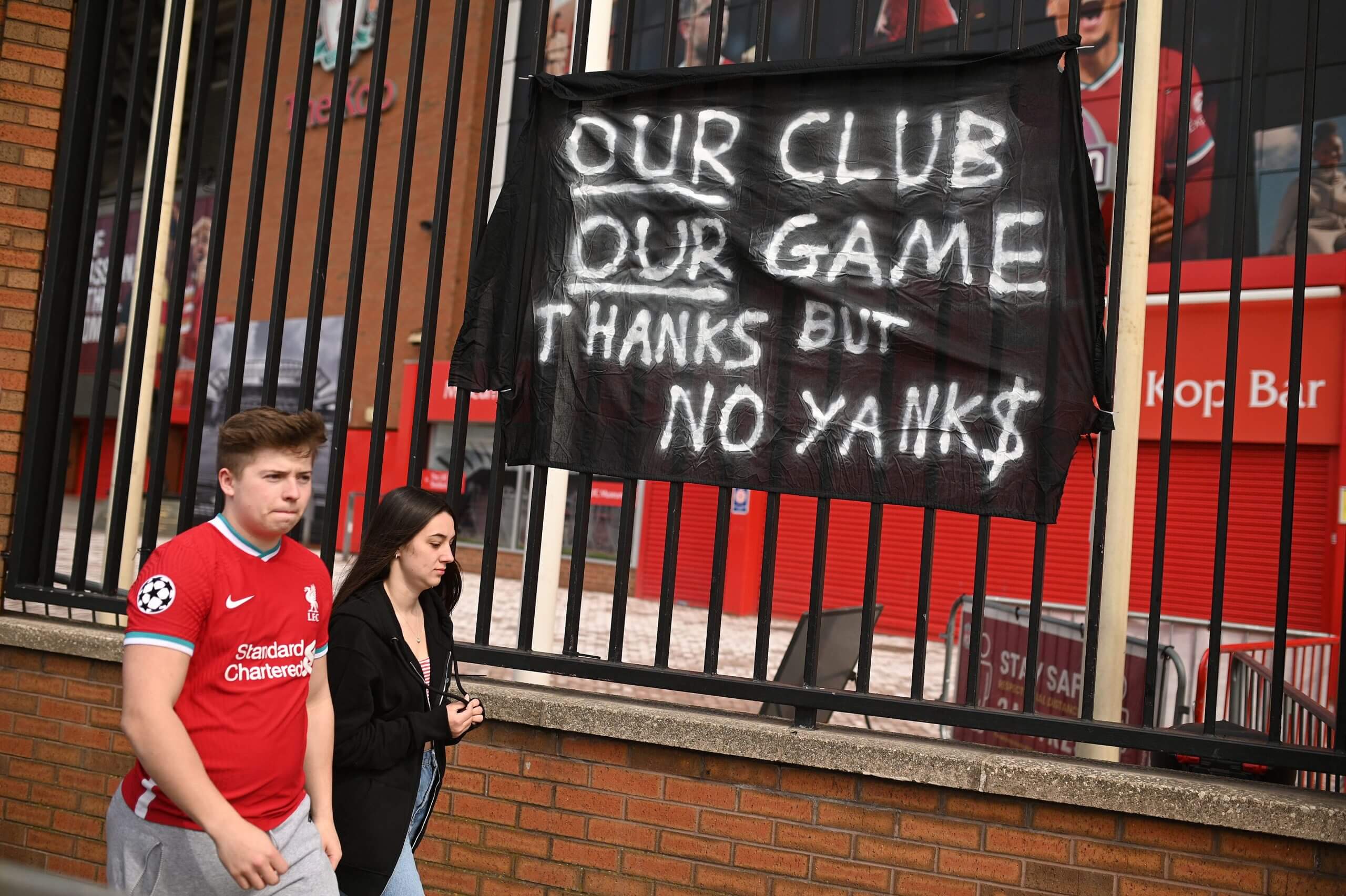 Các cuộc biểu tình của CĐV Liverpool sau dự án Super League thất bại năm 2021.