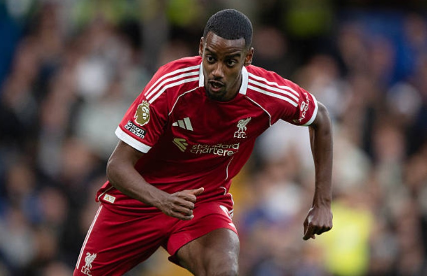 Isak chưa thực sự hòa nhập với môi trường mới.