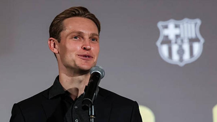 De Jong hạnh phúc trong lễ công bố.