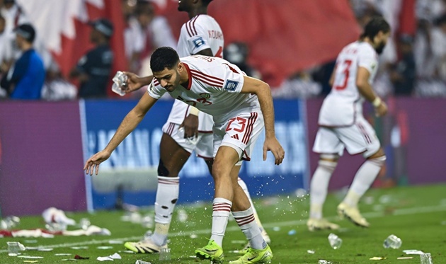 Ảnh bài viết Hỗn loạn ở trận Qatar vs UAE, CĐV ném nhau IPhone 17 Pro Max