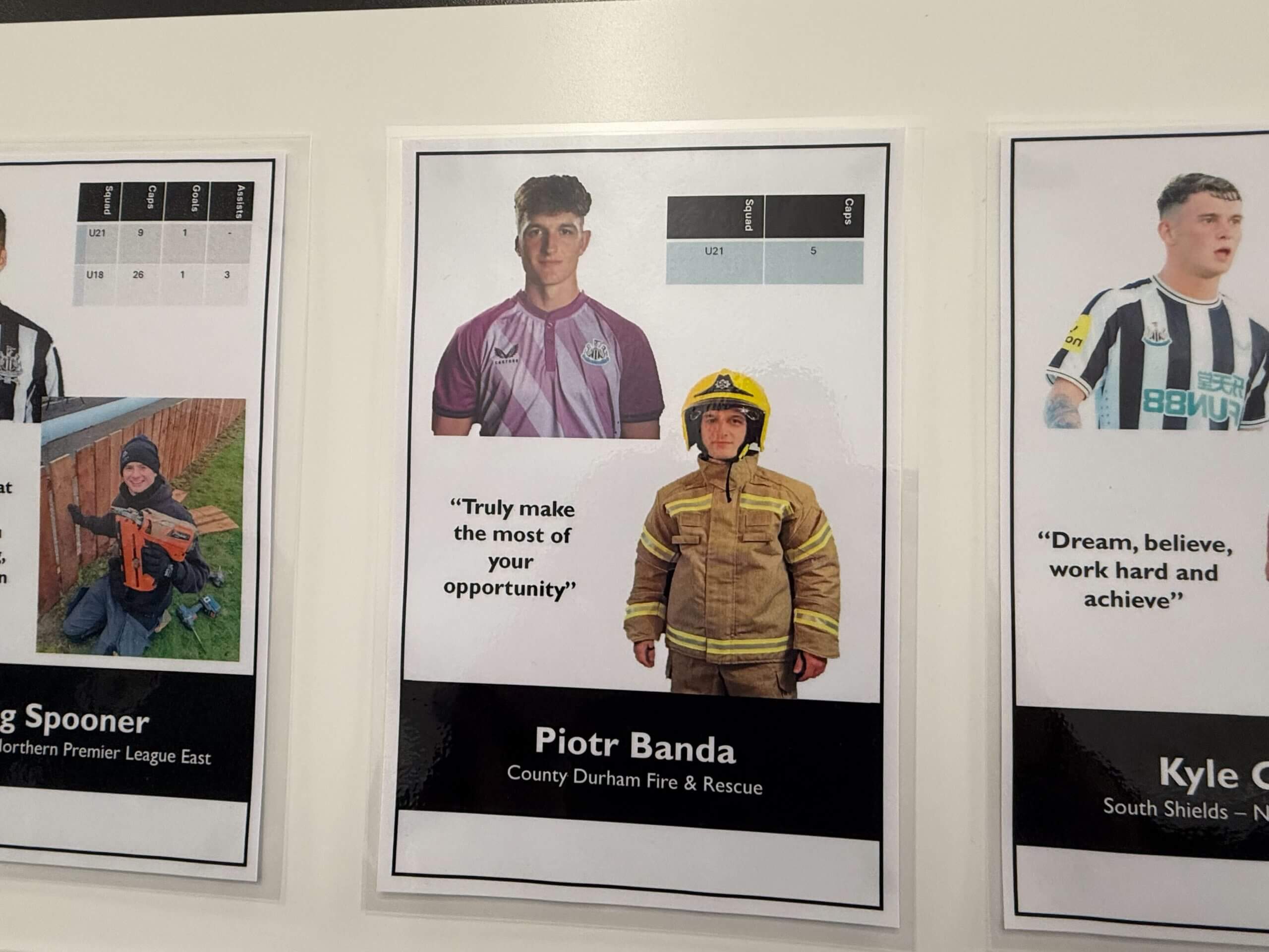 Tấm bảng "Cựu học viên", nơi tôn vinh những thành công ngoài sân cỏ.