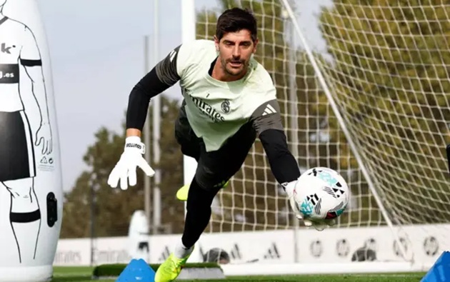Courtois cắt ngắn thời gian nghỉ để trở lại Real tập luyện