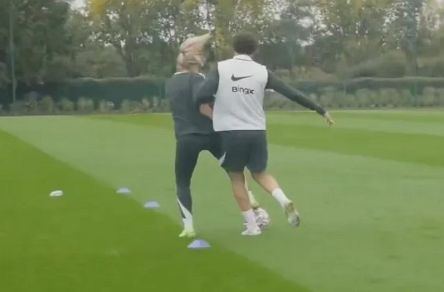 Ảnh bài viết Huyền thoại Chelsea bật cười khi Diego Costa “húc ngã” nữ cầu thủ