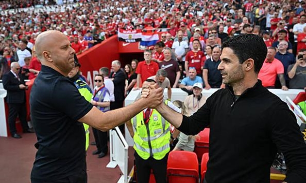 Liverpool sa sút là cơ hội cho Arsenal.