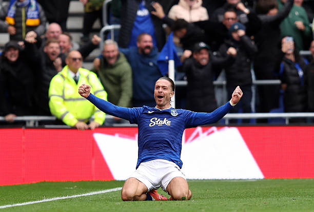 Grealish gây ấn tượng dưới màu áo Everton.