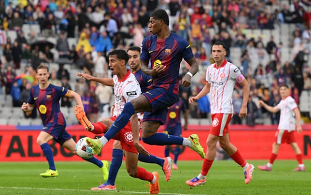 Barca trải qua trận đấu khó khăn trước khi ghi bàn 2-1