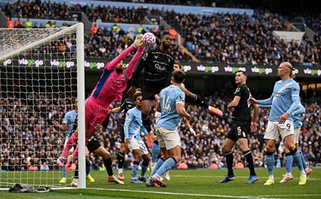 Donnarumma – 7.6 điểm: Thủ thành người Ý thi đấu chắc chắn, thực hiện vài pha cứu thua quan trọng. giúp Man City giữ sạch lưới trước những pha hãm thành của Beto và Calvert-Lewin.