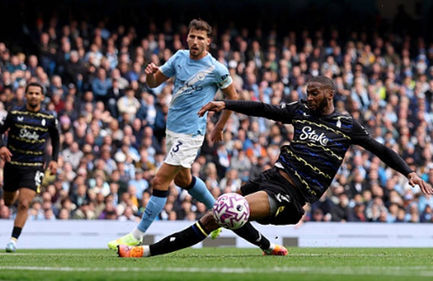 Dias – 7.5 điểm: Thủ lĩnh nơi tuyến sau, hóa giải mọi tình huống nguy hiểm. Sự ăn ý giữa anh và Donnarumma ngày càng rõ nét.

Gonzalez – 7 điểm: Điều phối bóng ổn định, giúp Man City làm chủ khu trung tuyến. Không nổi bật nhưng rất hiệu quả trong kiểm soát nhịp độ.


Reijnders – 7.2 điểm: Thi đấu năng nổ, thường xuyên di chuyển tạo khoảng trống nhưng vẫn thiếu sự quyết đoán ở những pha xử lý cuối cùng.


Foden – 7.8 điểm: Là hạt nhân trong các pha tấn công, góp công lớn trong cả hai bàn thắng.


Doku – 7 điểm: Khởi đầu ấn tượng với nhiều pha rê bóng tốc độ, nhưng thiếu chính xác ở khâu dứt điểm. Dẫu vậy, anh vẫn là mối nguy thường trực với hàng thủ Everton.

Savinho – 7.5 điểm: Tích cực di chuyển và kiến tạo một bàn cho Haaland. Dù bỏ lỡ vài cơ hội ngon ăn, màn trình diễn của anh vẫn đáng khen.


Haaland – 8.7 điểm: Ngôi sao người Na Uy tiếp tục thể hiện phong độ hủy diệt với cú đúp trong hiệp hai. Anh di chuyển thông minh, dứt điểm lạnh lùng và khiến hàng thủ Everton bất lực hoàn toàn.


Bernardo Silva – 6.4 điểm: Giữ nhịp lối chơi sau khi vào sân, không quá nổi bật.


Oscar Bobb – 6.4 điểm: Hoà nhập tốt, có vài pha xử lý tự tin.


Lewis – 6.2 điểm, Cherki – 6.2 điểm, Kovacic – 6.0 điểm: Vào sân cuối trận, không đủ thời gian để tạo dấu ấn.