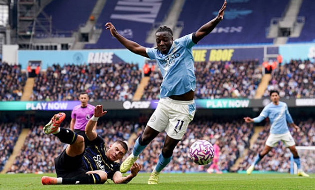 Doku – 7 điểm: Khởi đầu ấn tượng với nhiều pha rê bóng tốc độ, nhưng thiếu chính xác ở khâu dứt điểm. Dẫu vậy, anh vẫn là mối nguy thường trực với hàng thủ Everton.

Savinho – 7.5 điểm: Tích cực di chuyển và kiến tạo một bàn cho Haaland. Dù bỏ lỡ vài cơ hội ngon ăn, màn trình diễn của anh vẫn đáng khen.


Haaland – 8.7 điểm: Ngôi sao người Na Uy tiếp tục thể hiện phong độ hủy diệt với cú đúp trong hiệp hai. Anh di chuyển thông minh, dứt điểm lạnh lùng và khiến hàng thủ Everton bất lực hoàn toàn.


Bernardo Silva – 6.4 điểm: Giữ nhịp lối chơi sau khi vào sân, không quá nổi bật.


Oscar Bobb – 6.4 điểm: Hoà nhập tốt, có vài pha xử lý tự tin.


Lewis – 6.2 điểm, Cherki – 6.2 điểm, Kovacic – 6.0 điểm: Vào sân cuối trận, không đủ thời gian để tạo dấu ấn.