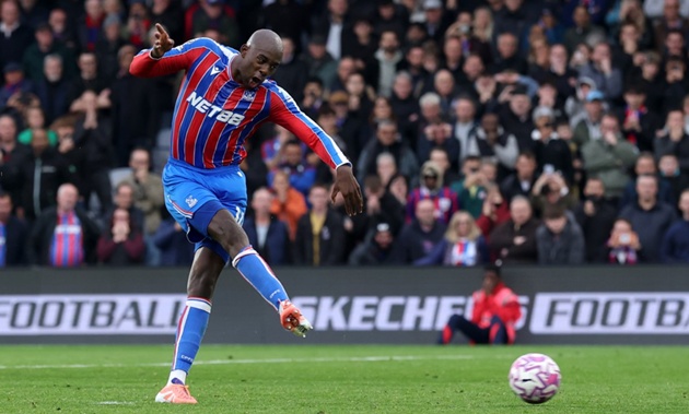 Mateta hoàn tất cú hattrick ở phút 90+7.