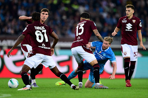 Napoli bất ngờ gục ngã trước Torino.