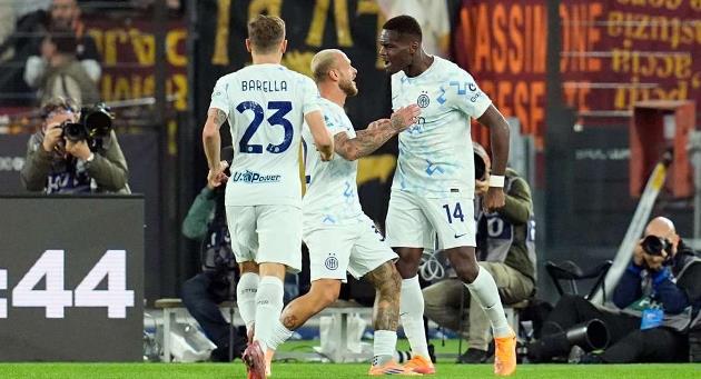 Ange-Yoan Bonny giúp Inter dẫn bàn sớm trước Roma.