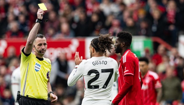 Malo Gusto dính thẻ đỏ ở trận đấu với Nottingham Forest.