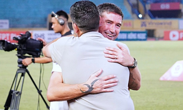 Kewell gặp rắc rối trang phục trong ngày ra mắt Hà Nội FC